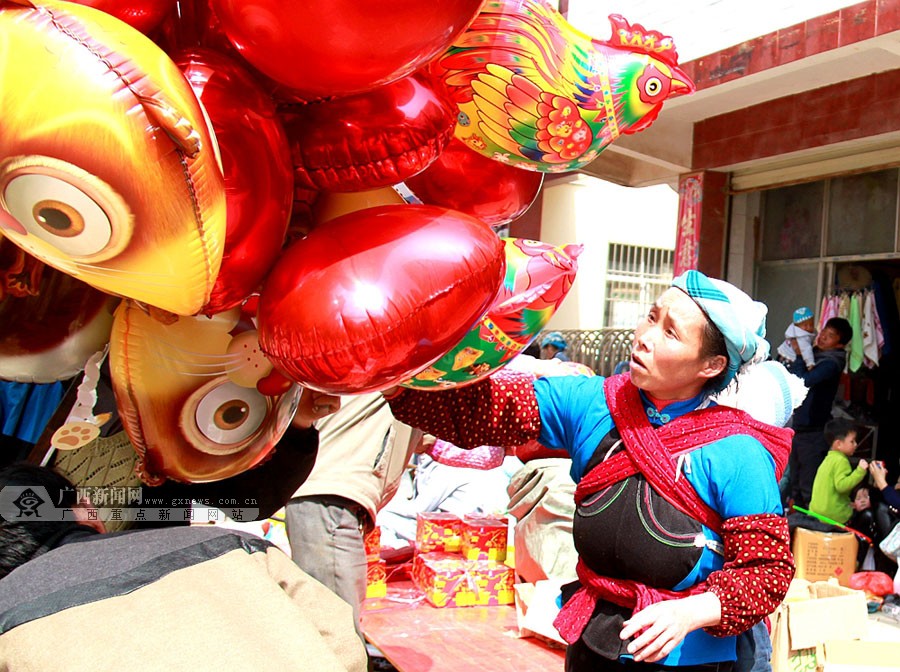 每年腊月最后一次赶集,人们穿上本民族服装从不同村寨汇集到圩场,购