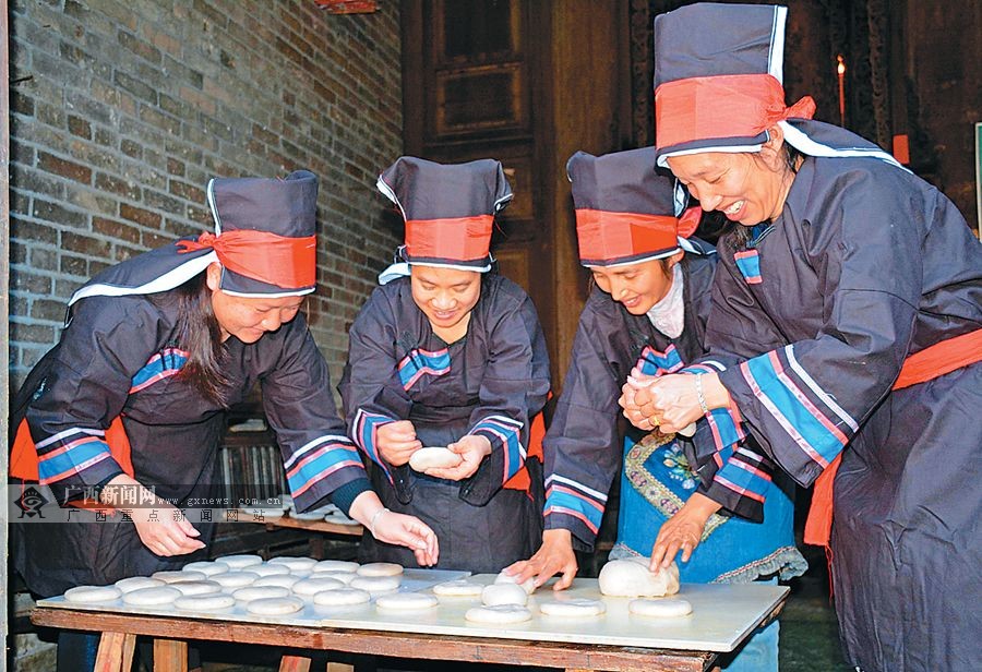 贺州市八步区南乡镇旺村的壮族群众在做糍粑.