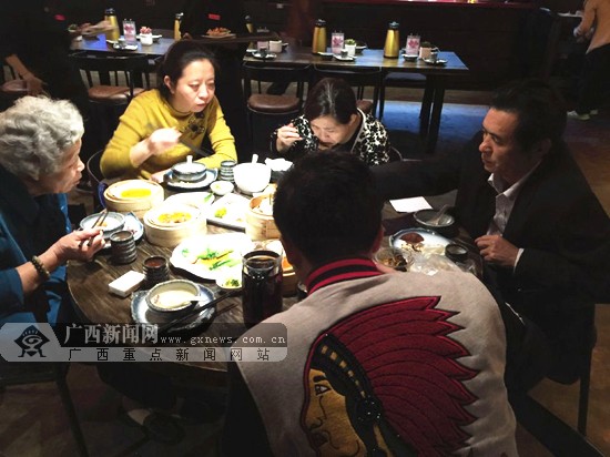 一家人喝早茶,场面很温馨.广西新闻网记者 钟玮 摄