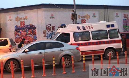 120救护车出诊被堵成"家常便饭" 主动避让者少