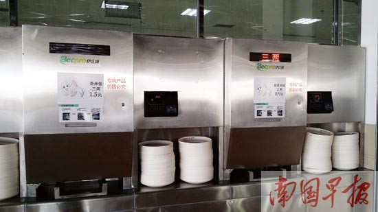 广西师范学院五合校区食堂,投入20万引进4台自动化打饭机"打饭神器"3