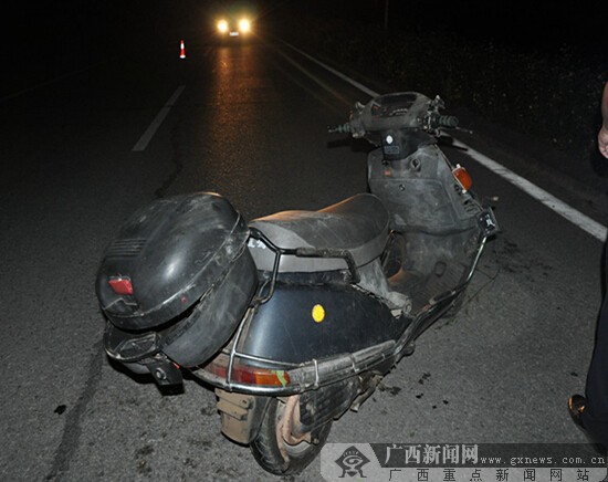 在欽州市濱海公路犀牛腳鎮平山路口,一名男子駕駛摩托車摔倒,撞到路邊