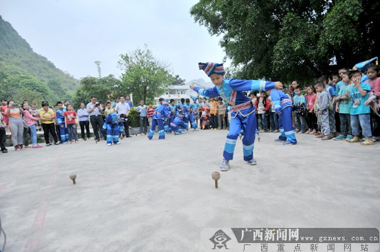 孩子们进行陀螺比赛.