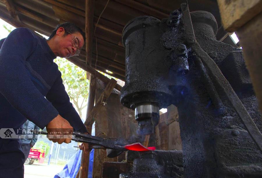 脸谱打铁42年的乡村钢铁侠815