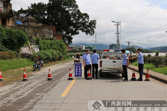 交警路障摆放示意图图片