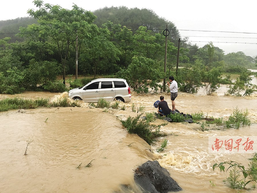 全州县公安局多警种联手抗洪抢险,护送被洪水阻路的发烧小孩去县医院