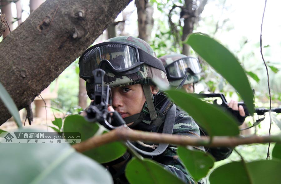 高清:丛林"利刃"——广西狼兵突击队(2/9)