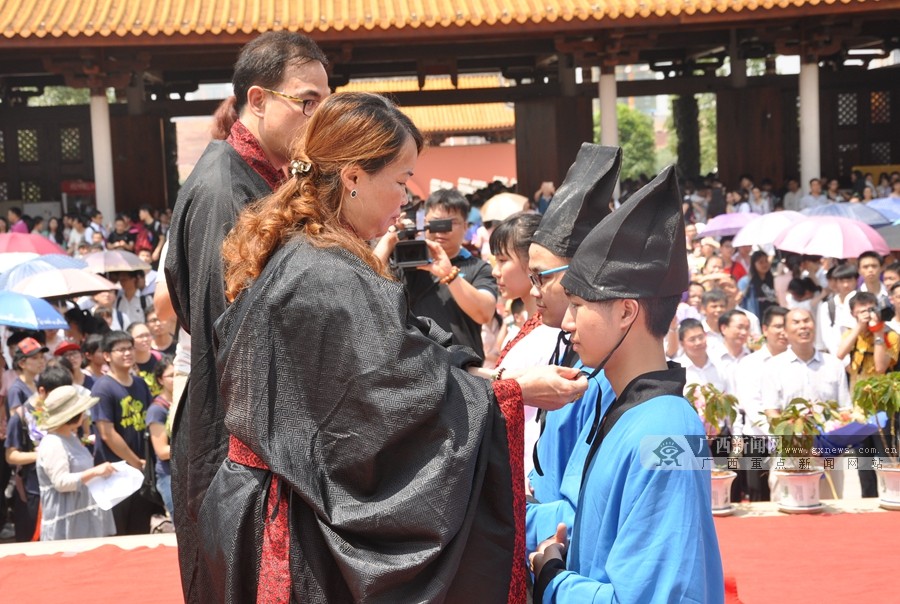 南宁八中孔庙举办成人礼为高考学子鼓劲组图