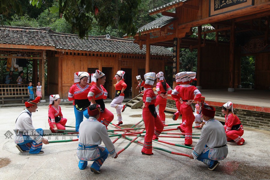 跳起欢快的壮乡竹竿舞.广西新闻网记者 邓昶摄