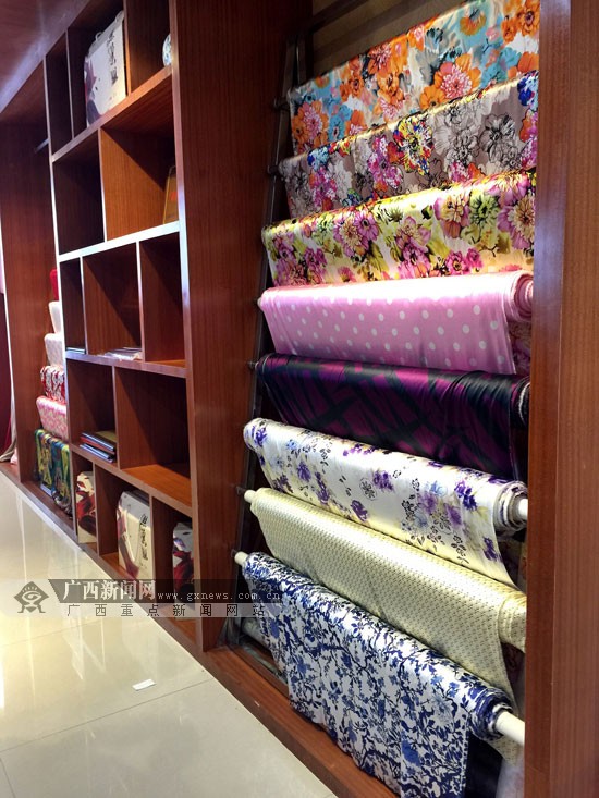 探访宜州市最长丝绸产业链 蚕宝宝萌化众记者(图)