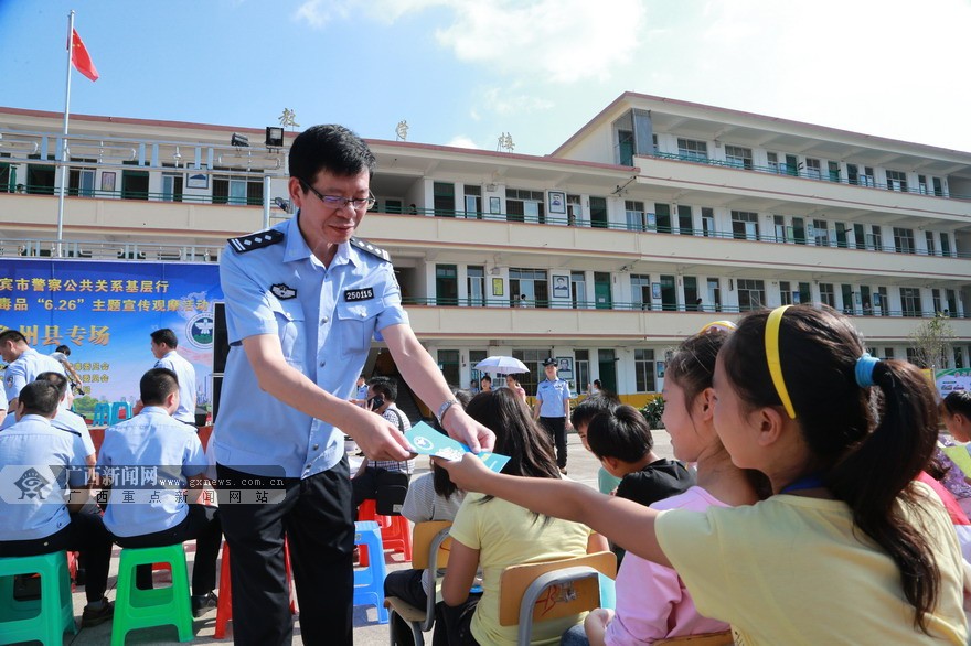 來賓禁毒宣傳觀摩進校園 防暴警察制服