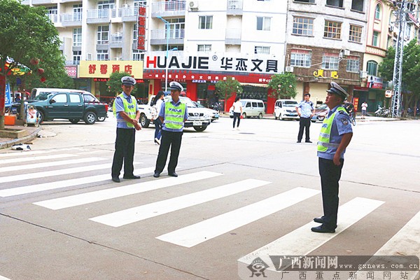 昭平大队全力筑"护学岗" 为学生返家铺安全路