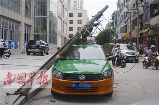 货车刮倒电线杆砸中出租车事发北海市北部湾中路