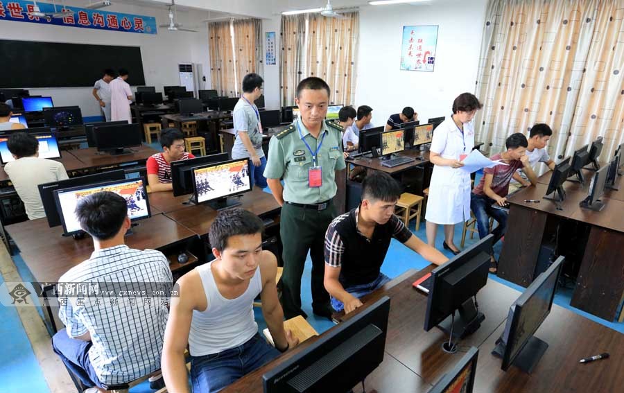 在广西柳州市融安县人武部征兵体检站,应征青年在接受心理测试