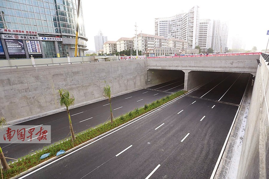 8月17日焦点图:南宁民族大道下穿青秀路隧道通车