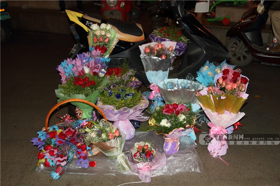 南宁七夕独特风景:街头卖花人(8/19)