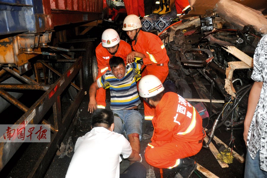 货车抛锚停路边 后车追尾酿悲剧 (2)