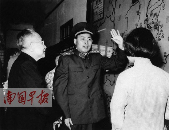 1958年3月,李天佑上将(中)陪同张云逸大将(左)参观广西历史博物馆.