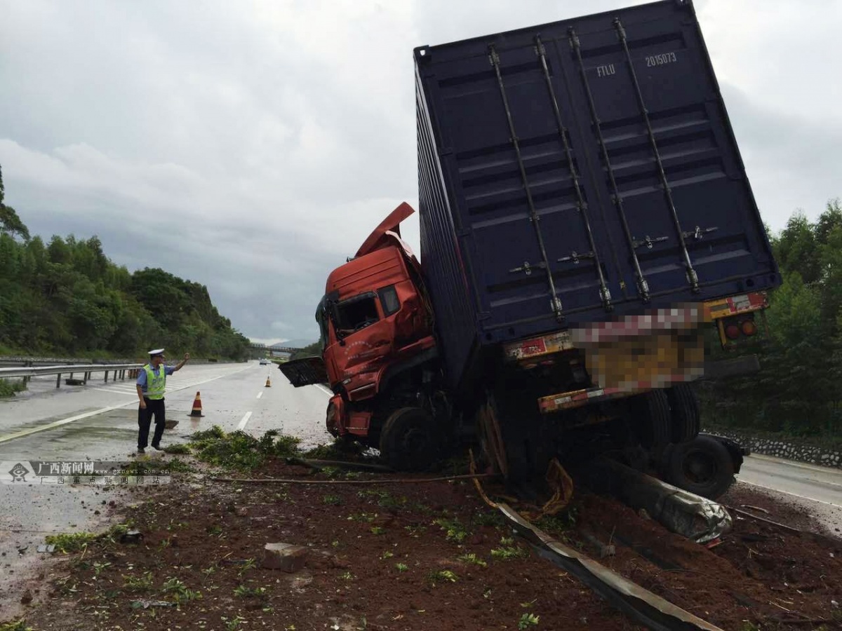 高清广昆高速大货车甩尾严重损毁