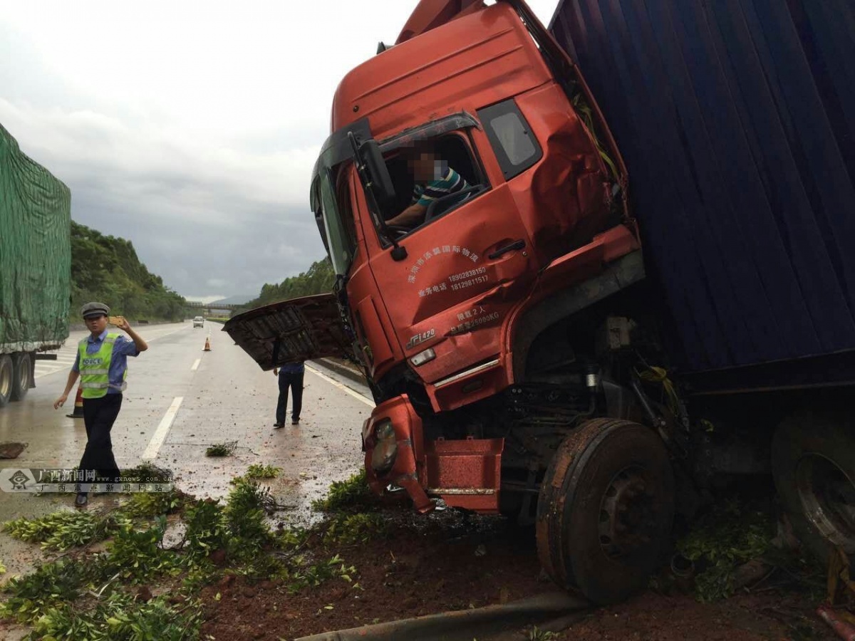 高清广昆高速大货车甩尾严重损毁24