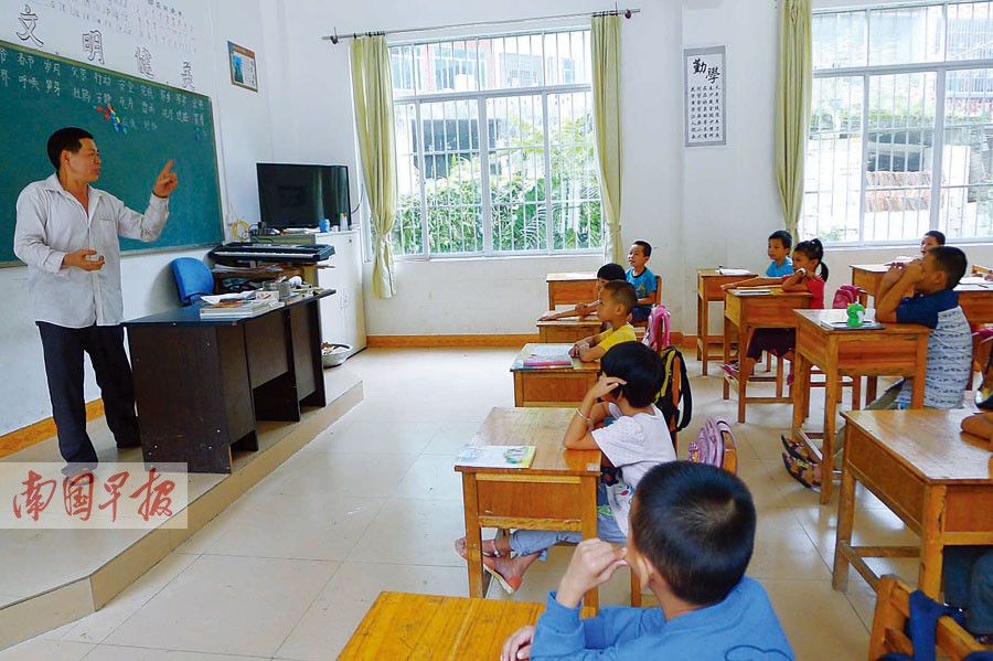 许林峰采用复式教学法在给1~3年级的孩子上数学课.记者 雷倩倩摄