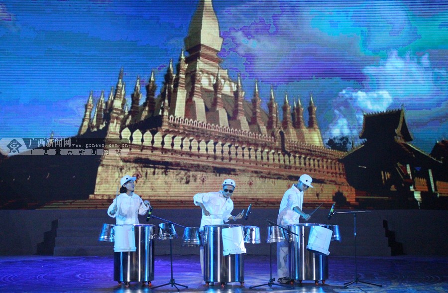 泰国艺术团带来的铁桶打击乐《铁桶江湖》.广西新闻网记者 韦春雨 摄