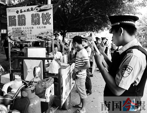 校门外乱摆卖摊点藏隐忧