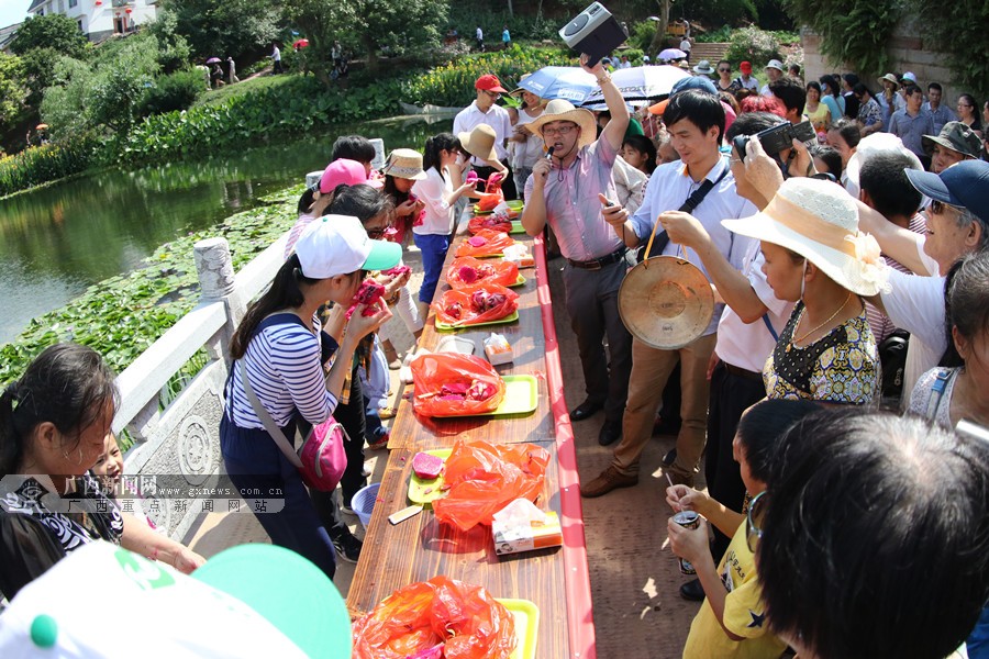 往年壮族八音文化旅游节趣味活动吃火龙果比赛.邕宁区委宣传部供图