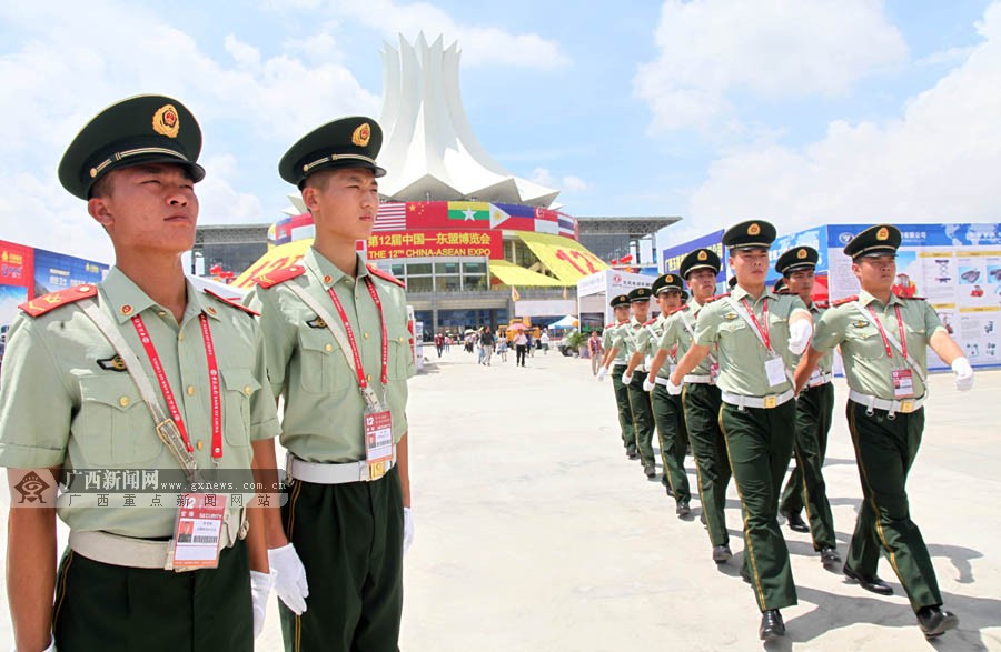 一半武警一半警察图片图片