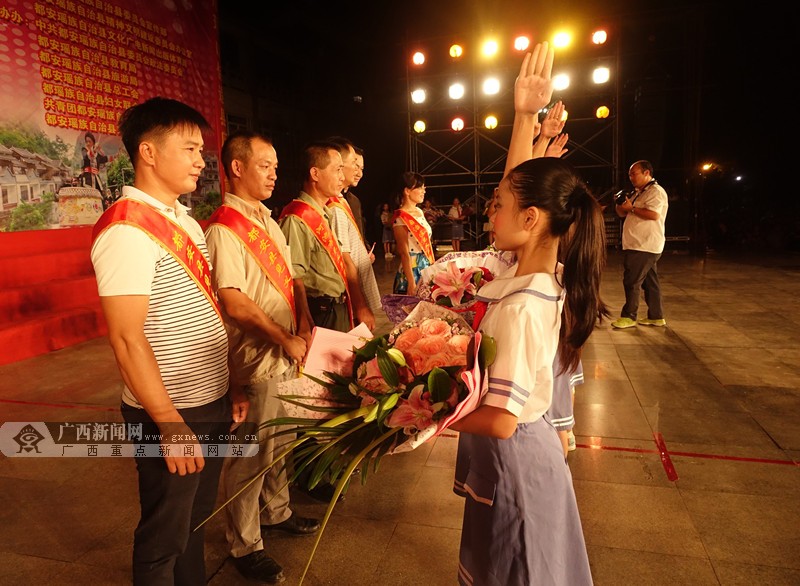 传播正能量 都安举办"道德模范在身边"文艺晚会 (2/8)