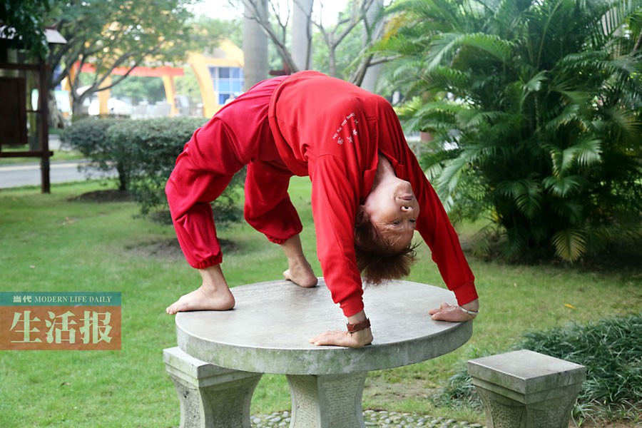 10月1日焦点图:老太虽七旬倒挂双杠一字马|手机广西网