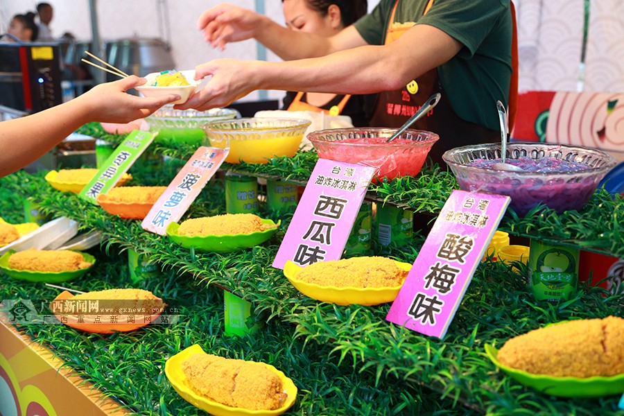 高清:柳州螺蛳粉美食节引万人空巷 吃货云集 (1/15)