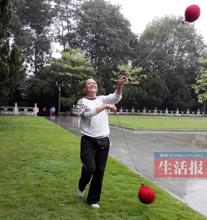 爱舞老汉自制流星球自编锻炼套路创流星球新玩法