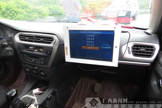 教练车",该车是一辆普通私家车,在副驾驶位上安装一副刹车和电子路考