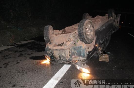 钦州:皮卡车凌晨翻倒在高速上 司机不知去向