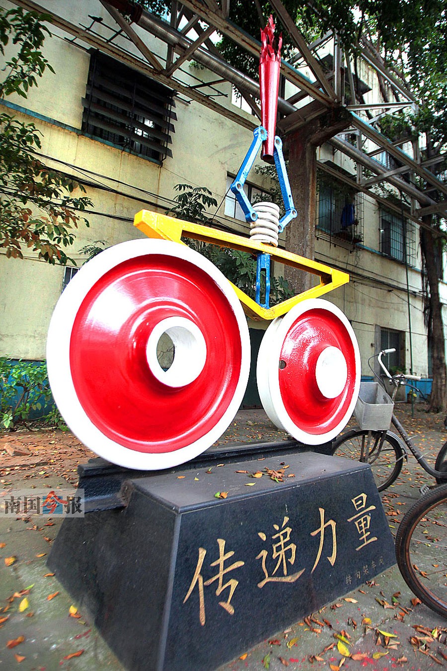 高清:火车零部件变身工业雕塑 一线工人棒棒哒