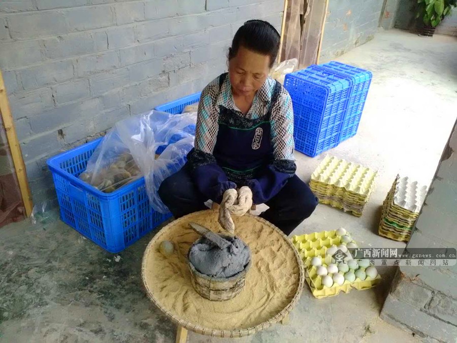 农家大姐向记者展示手工制作松花蛋的过程.
