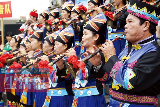民族特色的八音队正在表演.