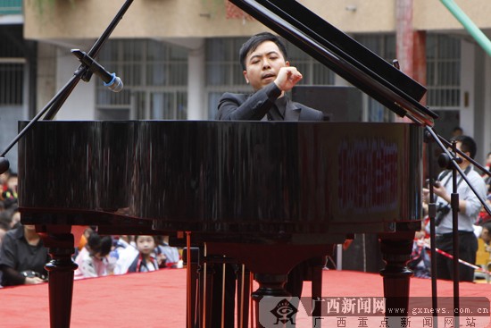 南宁市民主路留法校友陈斯凡演绎钢琴曲.广西新闻网实习生 黄旸摄