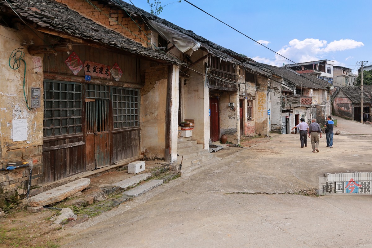 鸣凤街36—58号,右侧隔街处为105—107号,是洛埠镇上仅存较为连续老旧