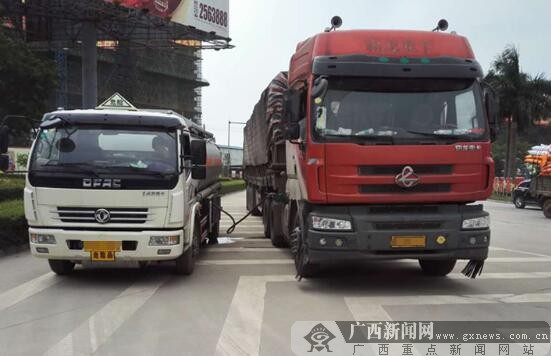 险!大货车路中央违停加油 交警及时制止