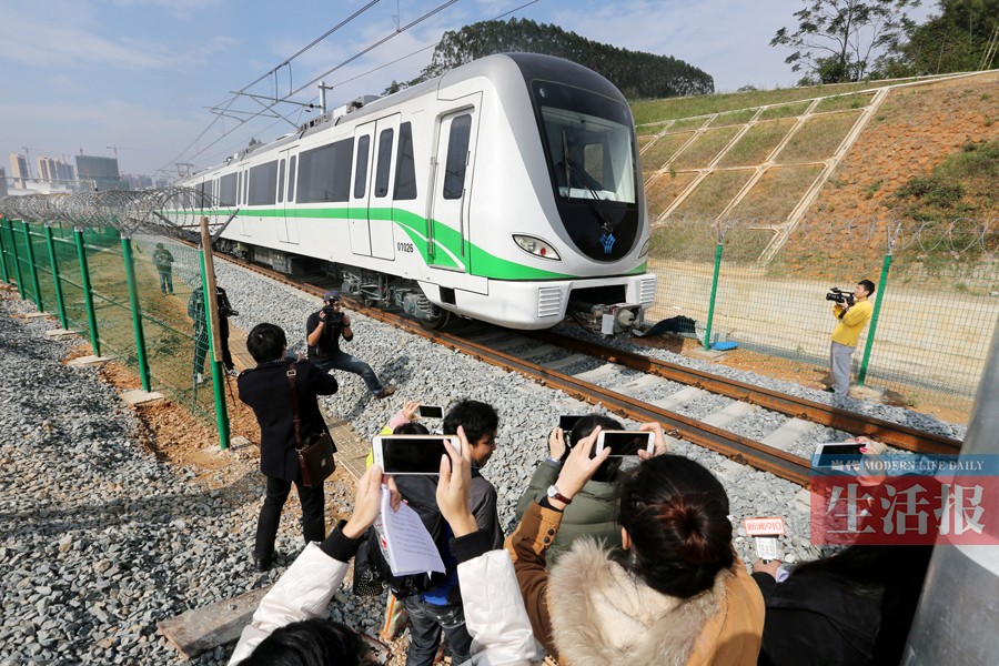 12月9日焦点图南宁地铁1号线首列车试跑133