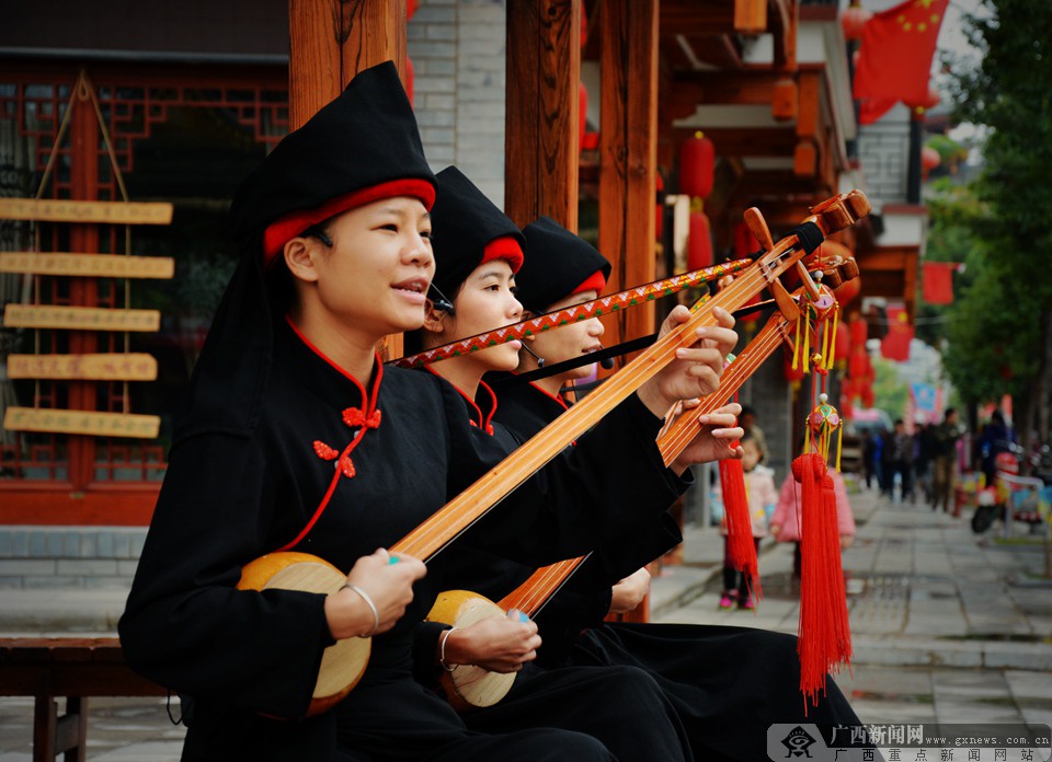 壮族少女们在弹着轻快悠扬的天琴.广西新闻网记者 冼妍杏 摄