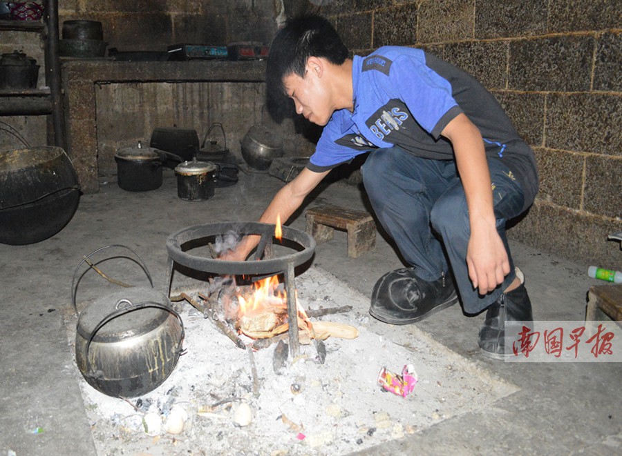 周末回家后,小蒙都在家里帮父母干活.记者 蓝锋摄