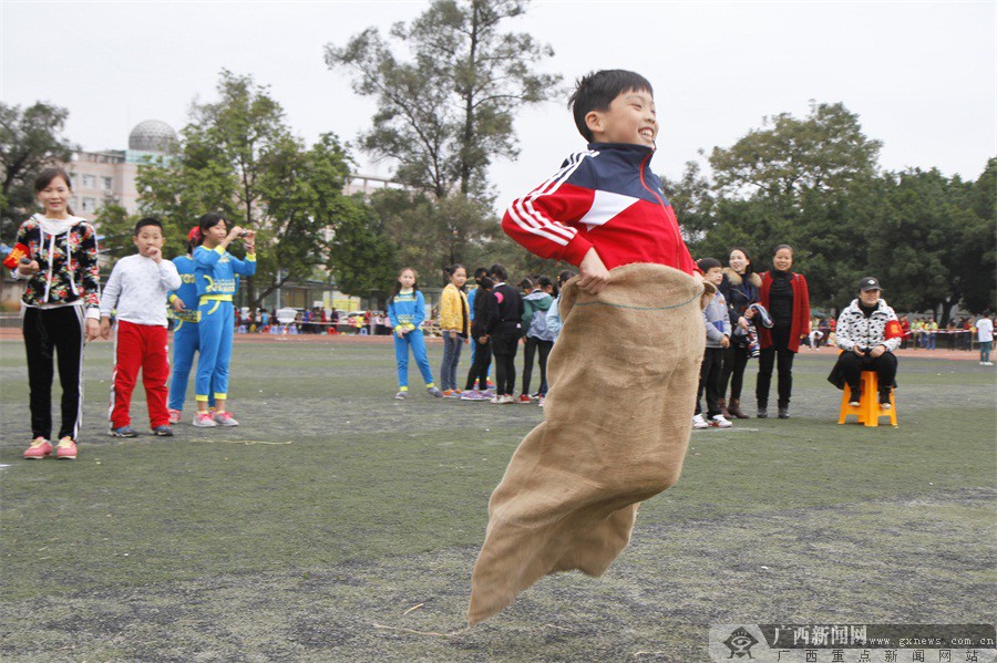 袋鼠跳比赛现场.黄旸摄传球比赛现场,萌娃们个挨个的"叠罗汉".