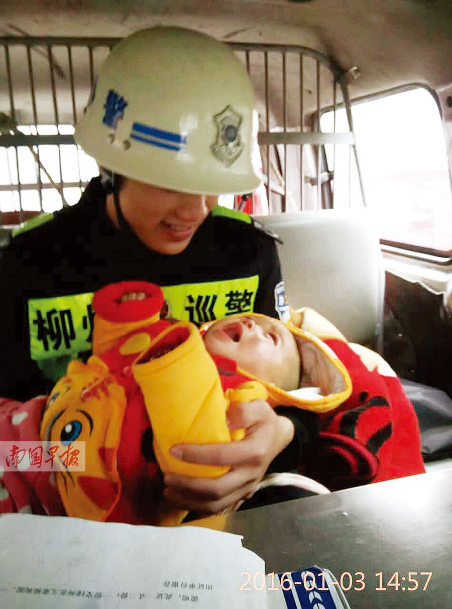 民警用警车将女弃婴送到儿童福利院.