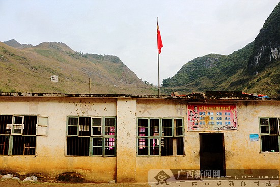 破旧泛黄的教室.广西新闻网记者覃文书 摄