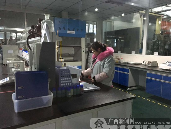 四川振鸿钢制品有限公司车间内忙碌的生产设备.