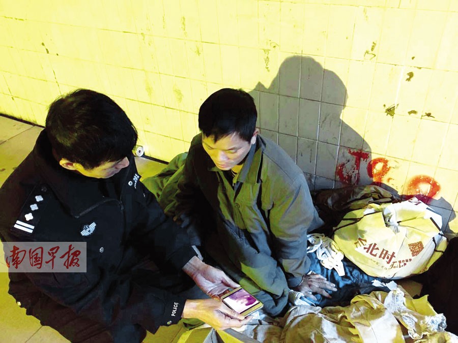 南宁一患老年痴呆症的老人走失民警查看监控寻到2