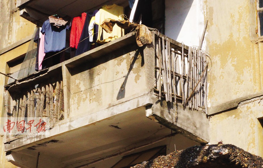 南宁一住户阳台垮塌续:两次坍塌敲响住房安全警钟